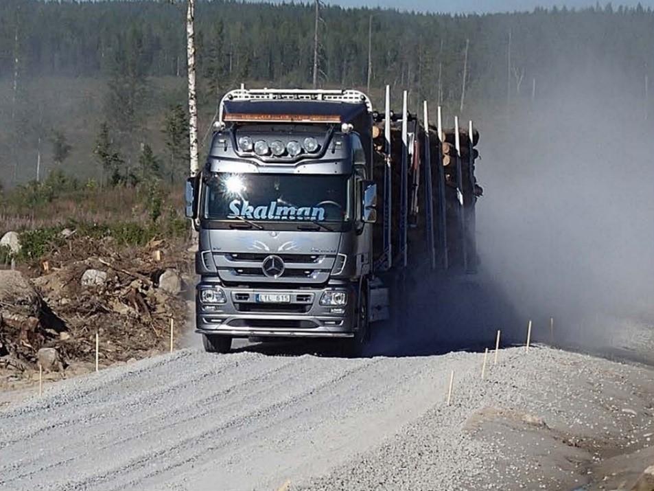 Figur 8. Lastbilen som användes i studien, under pågående test på väg 2 från STP valideringen.