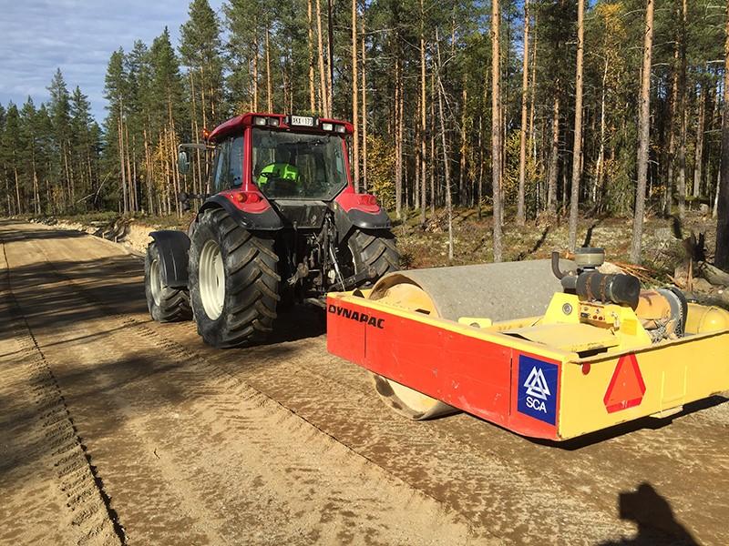 Försöksvägen byggdes 5,5 6,0 meter bred och terrassen rensades på stenar större än 200 millimeter till 20 centimeters djup med sorteringsskopa. Stor sten lades i dike eller i bakslänt.