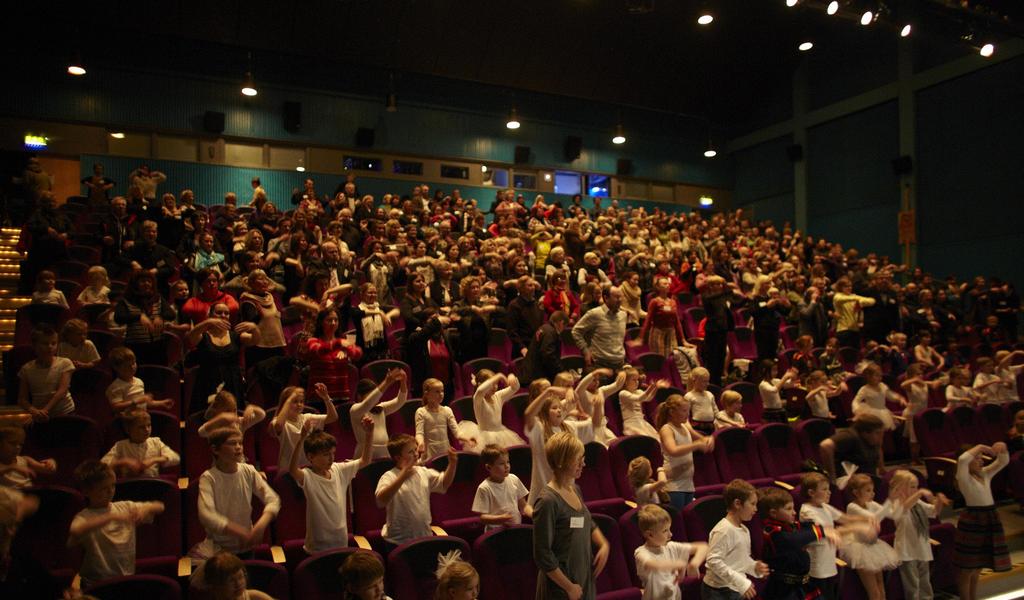 Dansande barn, ungdomar och professionella danskonstnärer manifesterar dansens självklara plats på schemat och hyllar Skellefteå kommuns 40-årsjubileum med Dans i skolan.