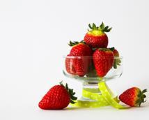man ta hänsyn till tallriksmodellen. Grönsaker och frukt bör ingå i varje måltid, då de gör det lättare att hålla vikten och innehåller många viktiga ämnen. Vatten är den bästa måltidsdrycken.