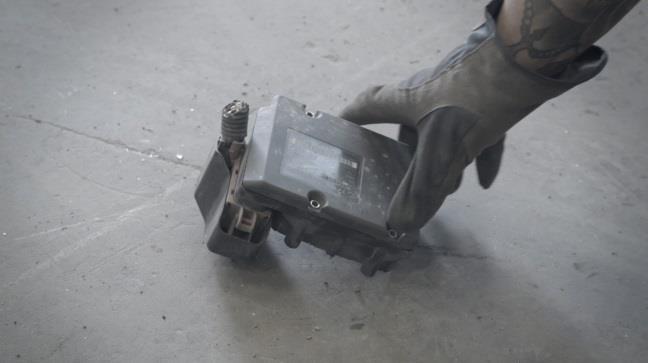 Motorpaket, på väg att sänkas ner för ytterligare rensning motorpaketen gjorde det också möjligt att på ett effektivare sätt demontera andra delar på motorn eller i motorrummet, t.ex.