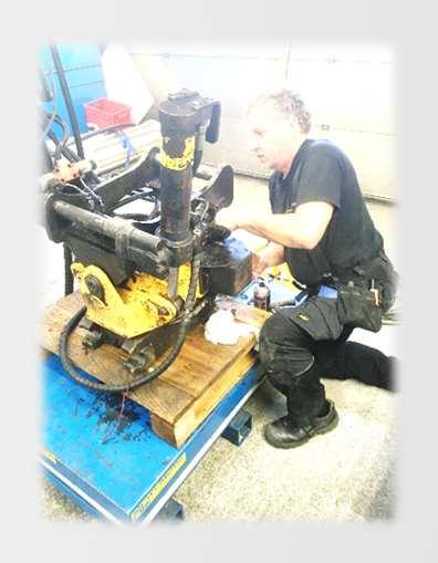 Vår reparatör undersöker om pumpen går att laga och uppskattar kostnaden.