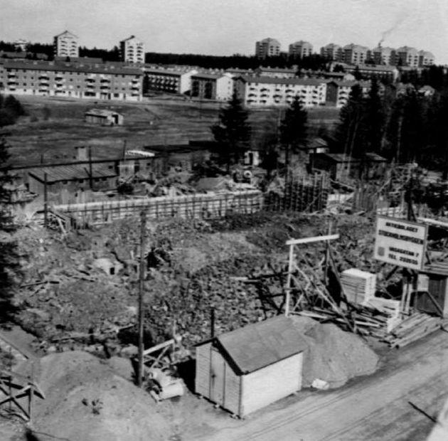 Kort historik om området och bostadsrättsföreningen Kärrtorp var före utbyggnaden helt enkelt ett torp vid ett kärr.