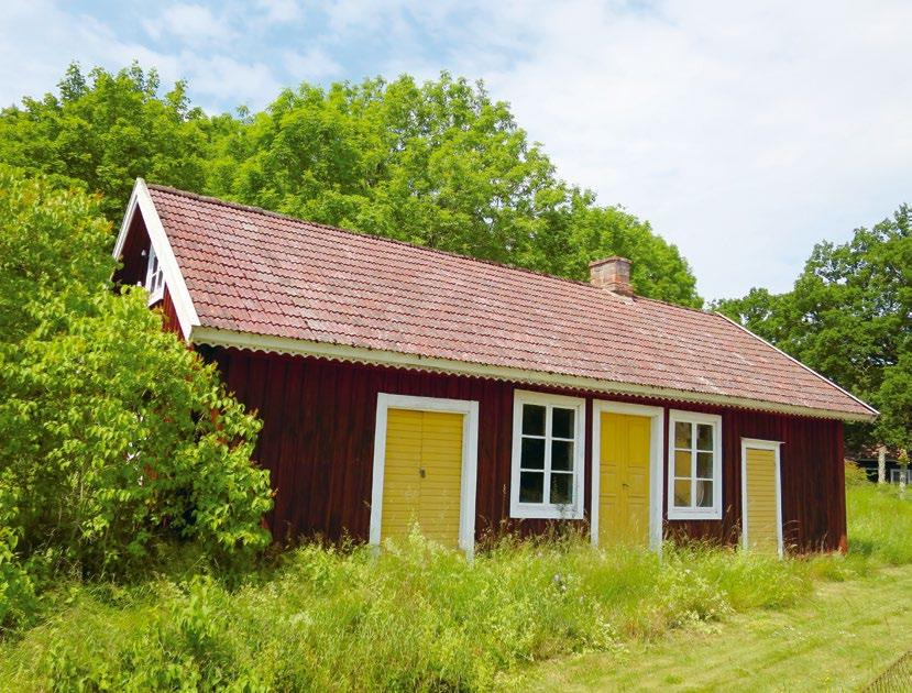 Skomakarestugan. Till vänster brygghuset och till höger den mekaniska verkstaden. 13. Skomakarestugan Enligt muntlig tradition byggdes det här huset på 1840-talet.