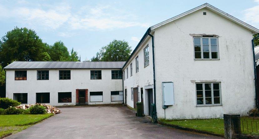 I huset fanns en lägenhet för predikanten och hans familj. Bönehuset har byggts till mot Alsterbrovägen men bakom den tillbyggda entrén kan man fortfarande se det ursprungliga, putsade huset.