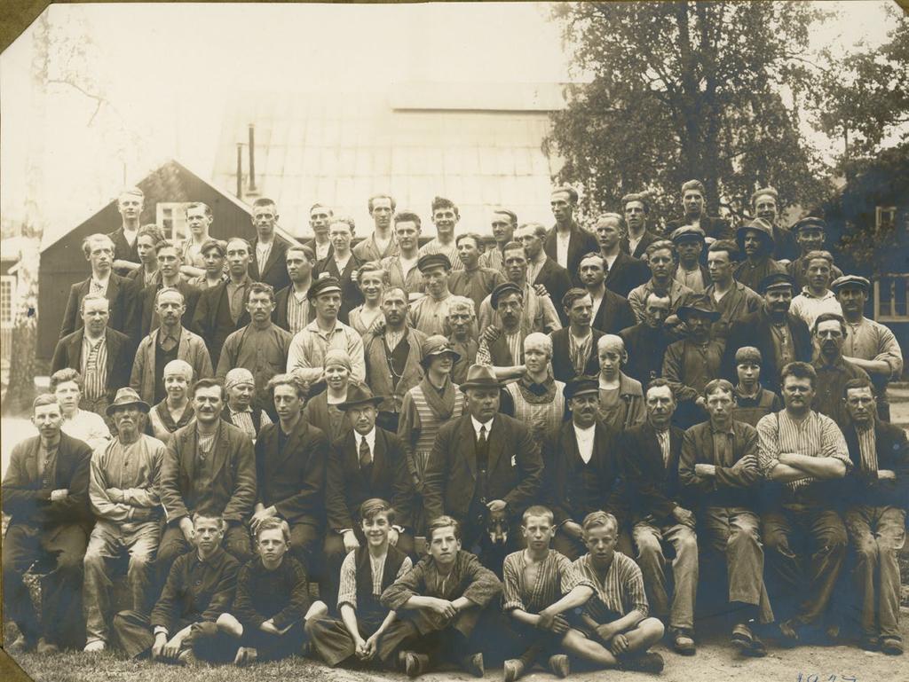 Alsterbro glasbruk under 1900-talet Arbetare vid Alsterbro Glasbruk 1927. I mitten sitter disponent Adolf Lillienberg som var verksam i Alsterbro 1907 1939.