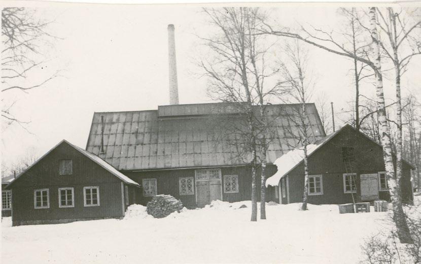 I början av 1900-talet byggdes hyttan ut med de två flyglar som finns på var sida om gamla hyttan. Omkring 1920 gjordes nästa tillbyggnad bakom den gamla hyttan.