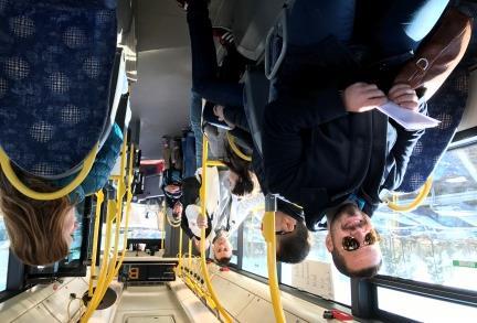 På bussen tar han med hjälp av tjänsten reda på vilken hållplats som är den