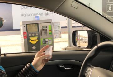 Den bekväma livsnjutaren Han hittar bilen utan problem och Göran lämnar parkeringen genom att visa upp QR