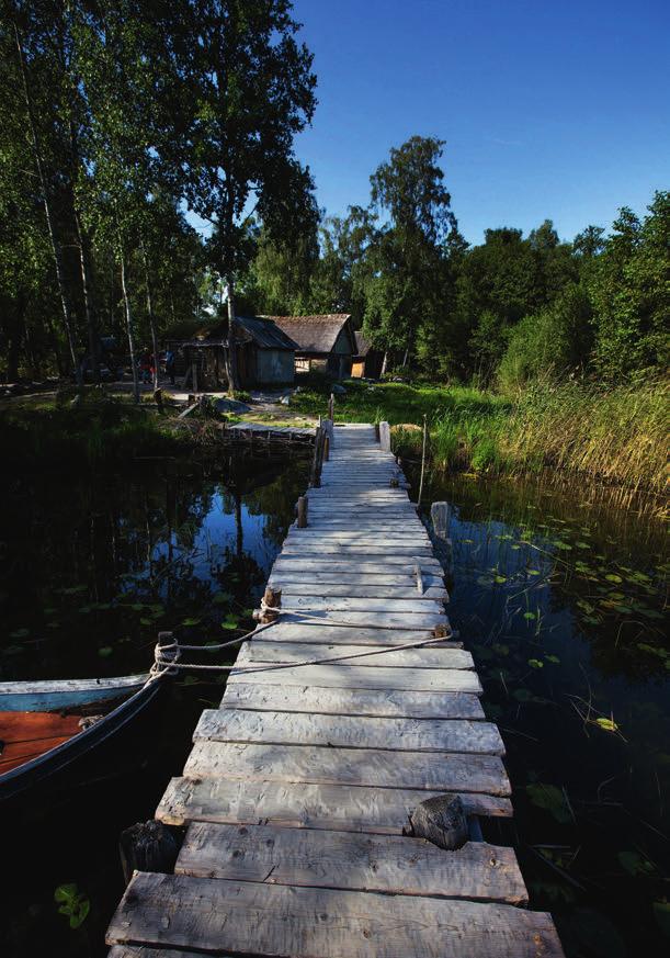 I den uppbyggda byn på Björkö kan man leva vikingaliv på plats.