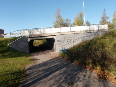 Figur 5 Bro 20-754-1 över Tunnelgatan, vid huvudentré till ABB Ludvika, km 4/330. Bro 20-869-1 är byggd 1977 och är en 2-leds plattram, se Figur 6.