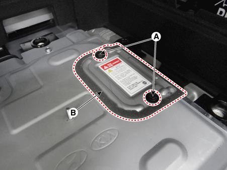 Nödinstruktioner 17 2. Vid behov rullar du ned rutorna, låser upp dörrarna och öppnar eventuellt bakluckan innan 12 V-batteriet kopplas från.