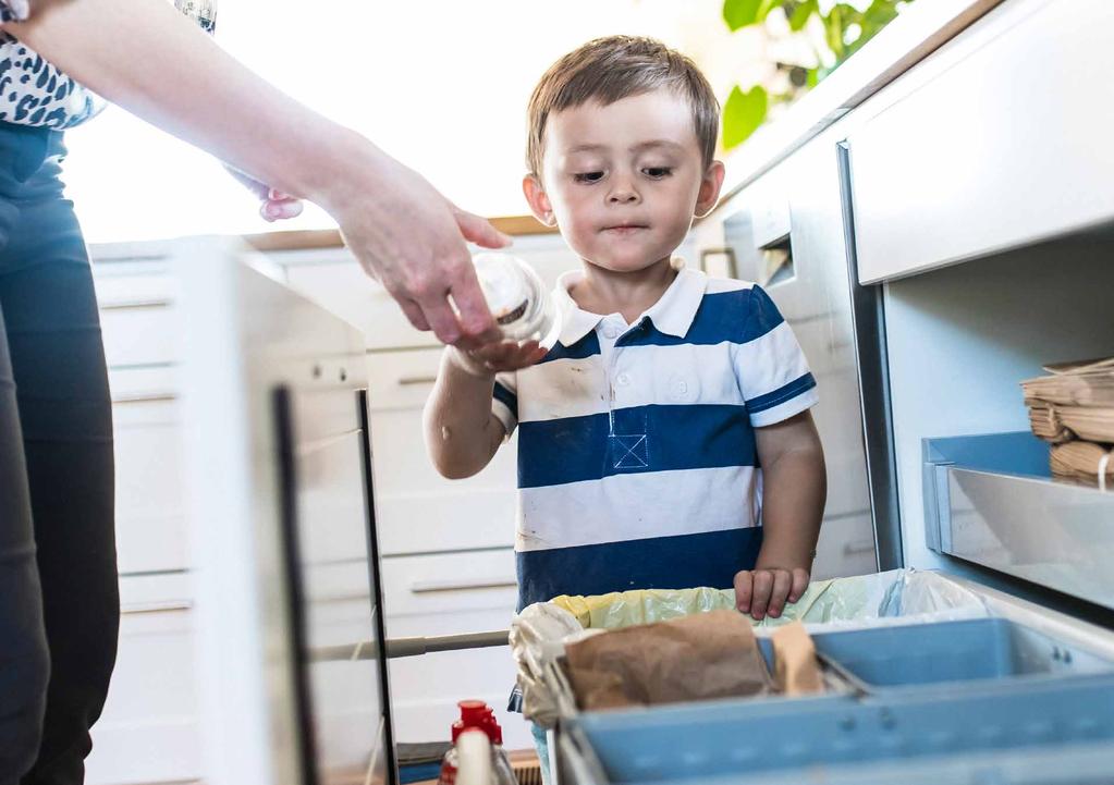 Olle hjälper gärna till att sortera soporna, bara man säger