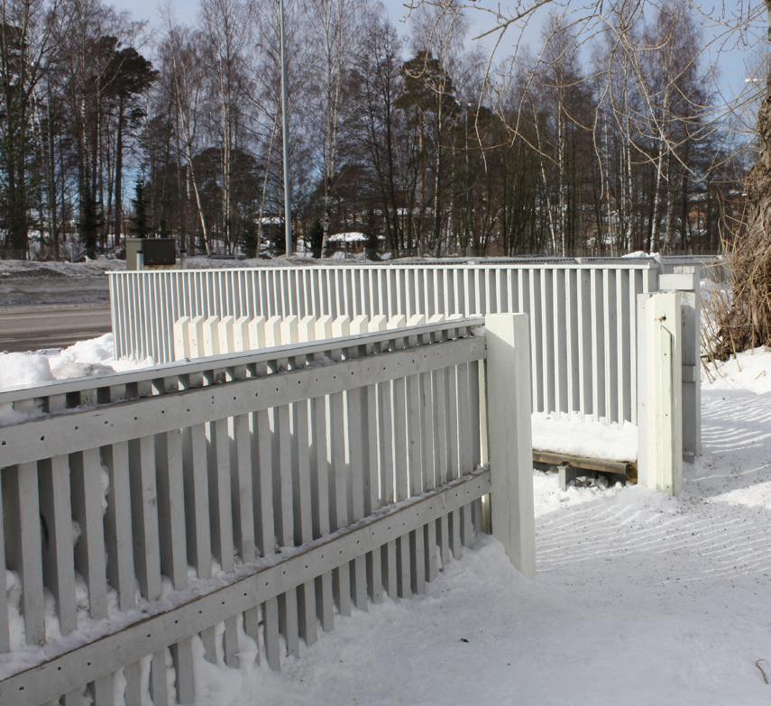 och regnförhållandena på tomtens olika delar. Staket kan också användas för att dela in tomten i olika delar med olika användningssyften. Ett säkert staket är tillräckligt stabilt.