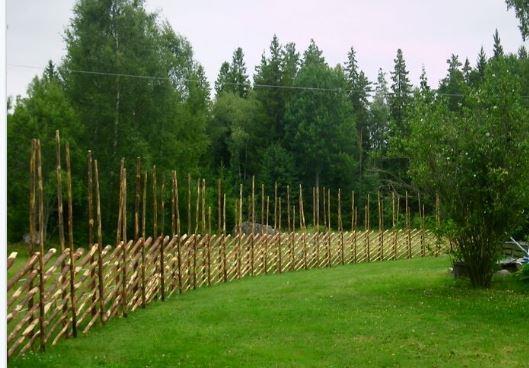 Den här långsvängen byggdes 2014 på en naturtomt i Ängvaktaretorp i Ekeskog. De långa stakarna är tänkta att avskräcka älgar från att hoppa över. Gärdsgården är bunden med ståltråd.