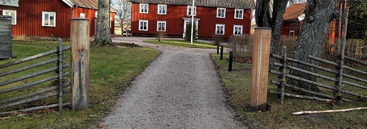 HANKAR När det gäller antalet och placeringen av hankarna kan det lämpligen vara fyra hankar på varje stakpar, vilket ger ca tre slanor-slanpar mellan varje hank.