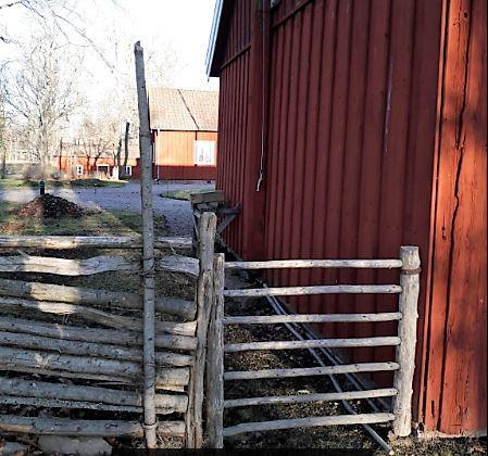 Slutligen Gärdesgårdsbygge är ingen absolut vetenskap. Utformningen har varierat genom tiderna både mellan landsändar och lokalt beroende på byggherren. Man tog vad man hade, vilket bl.a. framgår av August Carlssons dagbok.