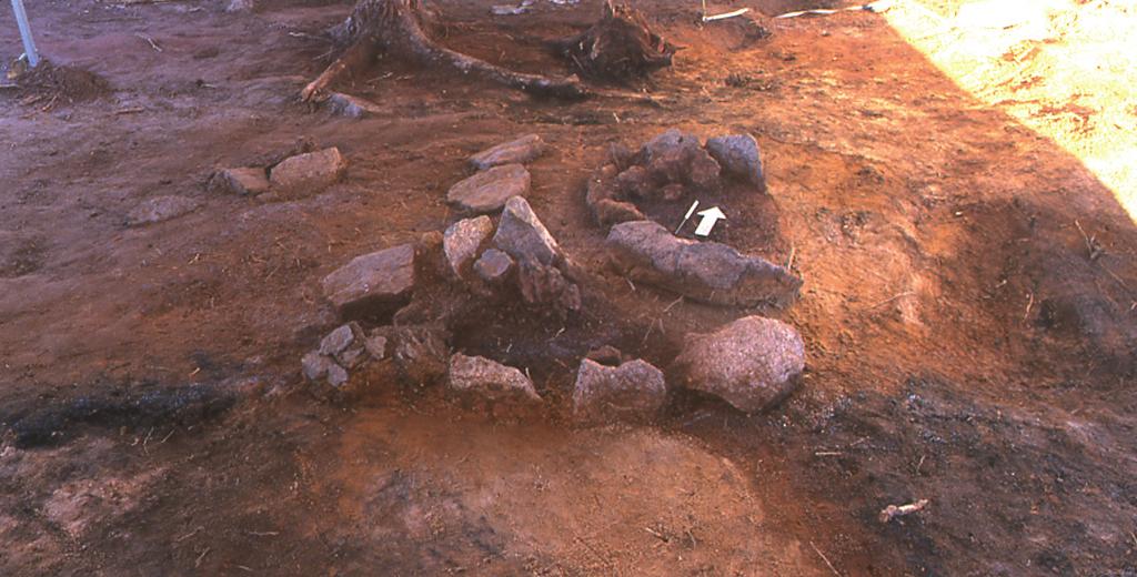 Troligen har ugnarna isolerats med sand och haft någon konstruktion av trä som hållt sanden på plats (Englund & Grandin, 2002) (figur 8c ).