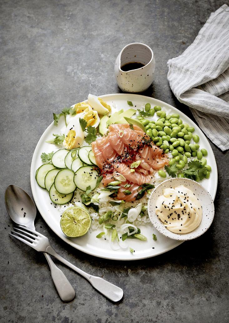 bitar. Blanda ingredienserna till pepparrotskrämen. Smöra bröden. Lägg på potatis, ägg, pepparrotskräm och sill. Toppa med rädisor, rödlök, nymald svartpeppar och örter. Servera med en grönsallad.