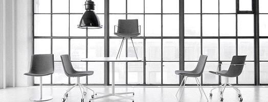 LAMMHULTS DESIGN GROUP Skandinavisk design för en global publik Lammhults Design Group är en nordisk aktör inom inredningsbranschen som utvecklar och säljer produkter inom kategorierna möbler och