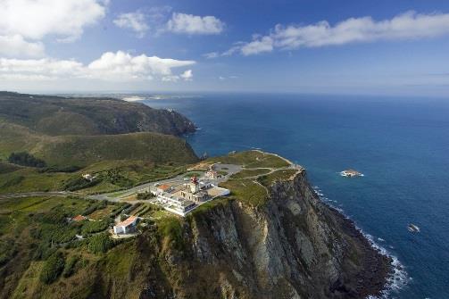 00-tiden och i Lissabon väntar vår svensktalande lokalguide och buss på att få ta oss med till den trivsamma lilla staden Cascais, cirka 45 minuters färd från flygplatsen.