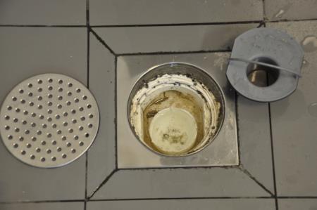 Torrtorka med trasa eller frottéhandduk. Tänk på att kromade eller färgade ytor samt ytor av metall lätt skadas av syra, stålull och rengöringsmedel med ammoniak eller slipmedel.