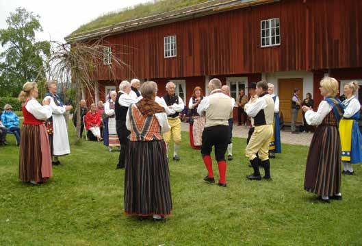 Det var nytt för året och verkade passa bra. Uppspel från scenen fortsatte sedan mer traditionellt efter spellista med ett antal framträdanden på scen. Då kom regnet och vi fick flytta ner på logen.