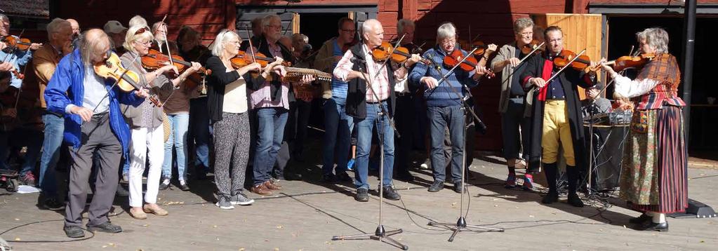 Wadköpingstämman Folkmusiksommaren i Örebro och länet avslutades som årets utvalda spelmansprofil; Ingrid sällskap av spelkompisen Åsa Johans- diskussion om man vill genom inne på spelgården