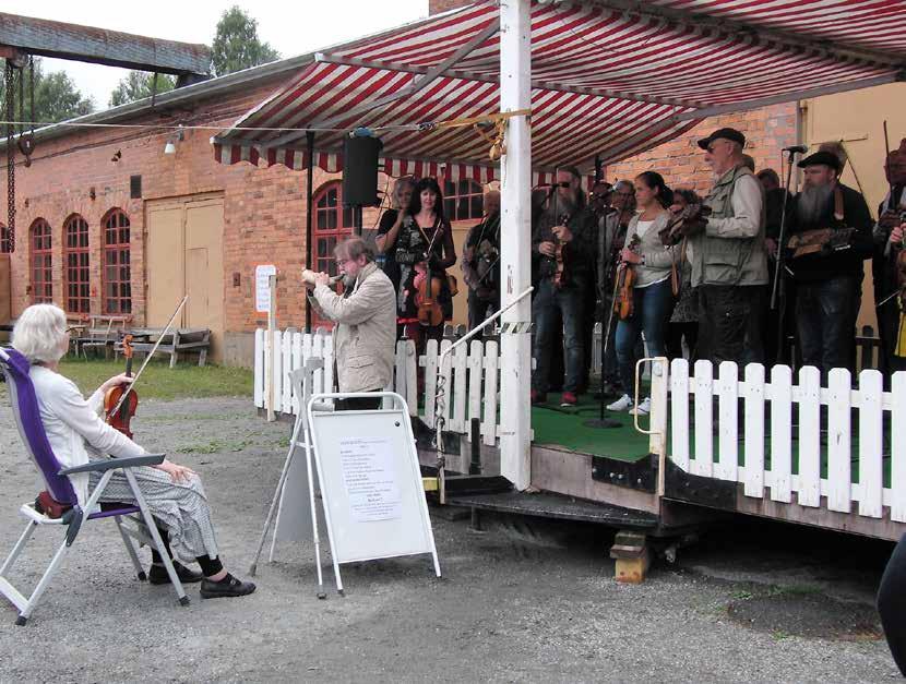 Fyrfaldig FOLKMUSIKFEST Ethno För fjärde gången inbjöd Bergslagernas Spelmansgille till FOLKMUSIKFEST i Stripa Gruvmiljö, Guldsmedshyttan, lördagen den 8 juli, som denna gång samlade drygt 60