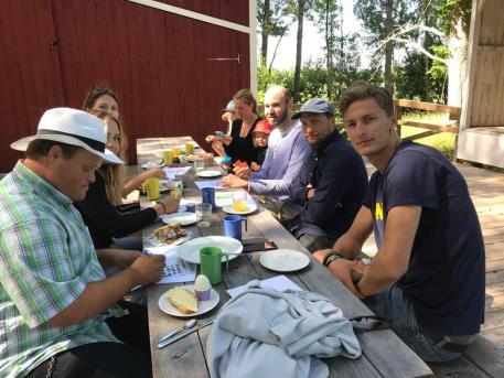 Melodikryssfrukost i bygdegårdsparken Sanda Lördagen 16 juni Foto: Gunnel Wallin Efter en god frukost med fil, juice, ägg, smörgåsar, melon, jordgubbar