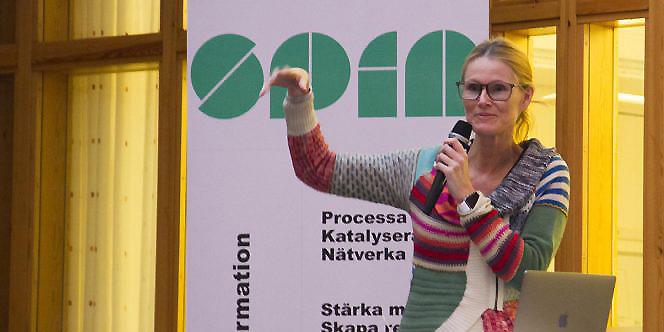 SPIN OCH TECH TALKS SPIN visar vägen mot digitalisering Rubrik LKAB Marion Åhlin, från CGI, träffar roboten Pepper under ett TechTalk vid Umeå universitet, ett arrangemang av SPIN-projektet som