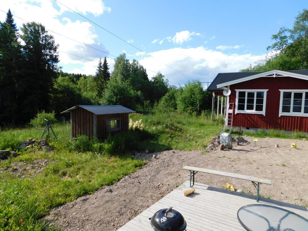 Figur 5. Visuell påverkan från befintlig ledning vid fastighet vid Busshyttan. 6.2 Landskapsbild En luftledning påverkar landskapsbilden genom sina stolpar och den avverkade delen av ledningsgatan.