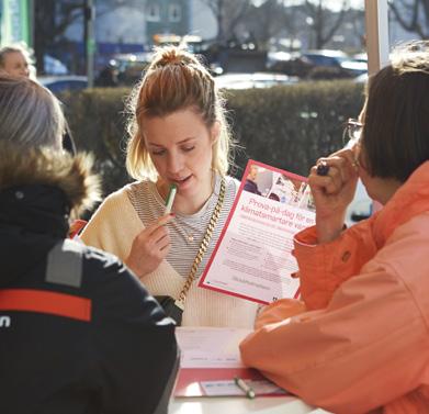 I korthet Vi inspirerar till en klimatsmartare vardag En solig eftermiddag i mitten av april fick hyresgäster och boende i Valla Torg chansen att testa de klimatsmarta satsningar som blir en del av