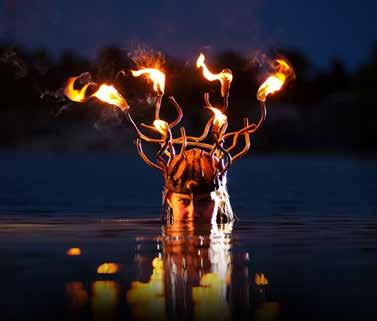 Brinnande i själ och hjärta ger Pyrox mer eld och än mer trollbindande mystik till mäktiga livetoner av medeltidsbandet Kalabalik (läs mer om Kalabalik under Musik).