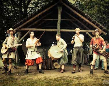 Med två kärror och vild spelglädje vandrar de över land och rike med vilda danser och drömska sånger i bagaget.