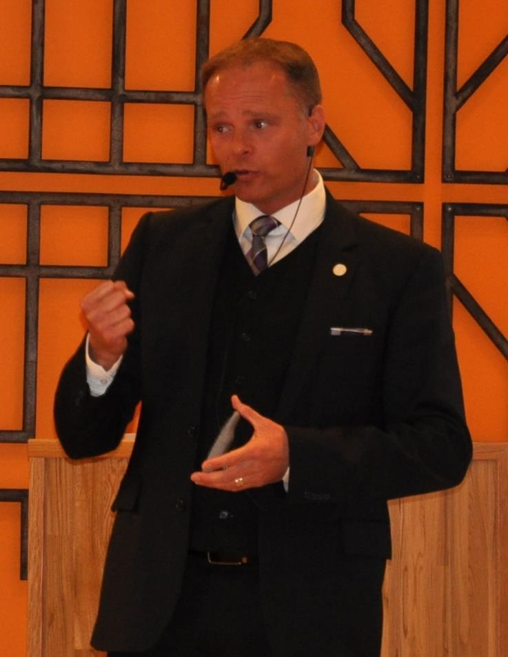 Jakobsson. Stefan inledde föreläsningarna med att berätta om den kaotiska situationen i många av Sveriges skolor.