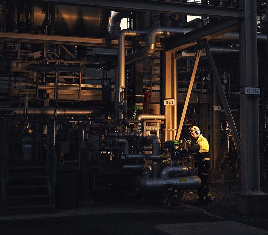Raffinaderier: Moderna, miljö- och energieffektiva Jämfört med medelraffinaderiet i Västeuropa innehåller
