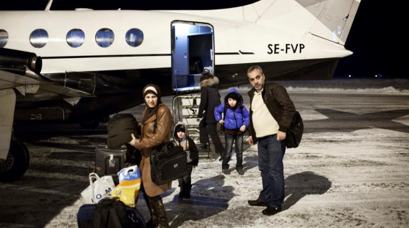 Sida 11 uppehållstillståndskort som är ett bevis på att personen har tillstånd att vara i landet. Men alla kvotflyktingar hinner inte få ett uppehållstillståndskort innan de kommer till Sverige.