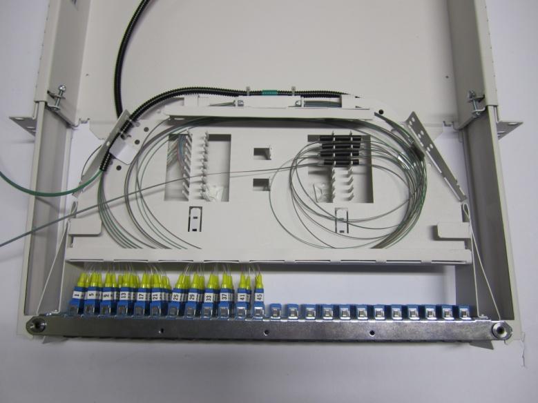 Färdiginstallerad vänstersida av innerlådan. Vänstersidan (kontakt 1-48) klar. Svetsa en fan-out på fiberbandet för fiber 49-96. Lägg bandet i kassetten, även nu på höger sida.