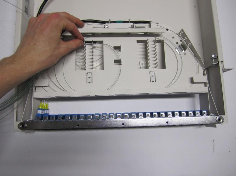 Fortsätt och installera de resterande fan-outerna (Fiber 1-48) på den