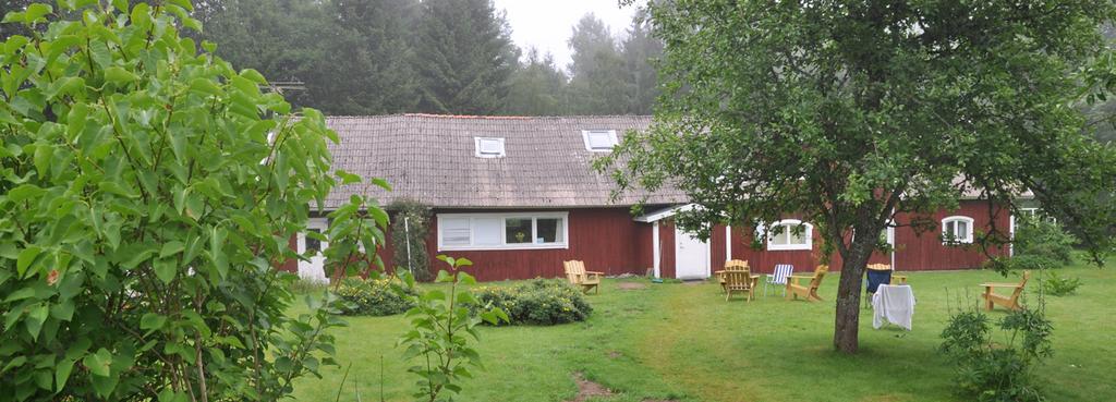 Det är en relativt liten kursgård som ligger i en vacker och rofylld miljö på berget Billingen i Västergötland.