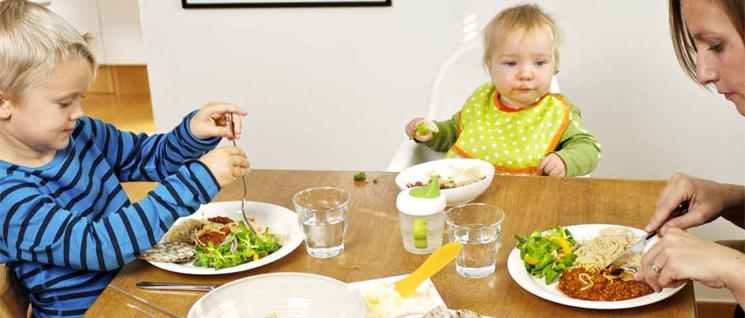Det är bra att introducera alla livsmedelsgrupper, inklusive fisk, ägg och mjölk, under barnets första levnadsår. Det gäller även om barnet har allergisk ärftlighet.