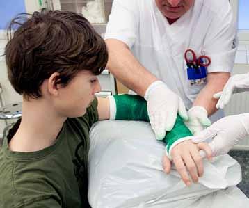 Hälso- och sjukvård Akutsjukvård Patientsäker akutsjukvård kräver god tillgänglighet och tillgång till hög kompetens under dygnets alla timmar.