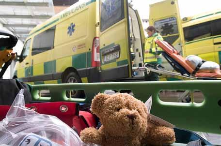 Hälso- och sjukvård foto: bengt flemark foto: andreas hillergren Målet är att minst 90 procent av Skånes befolkning kan nås med ambulans inom 20 minuter.
