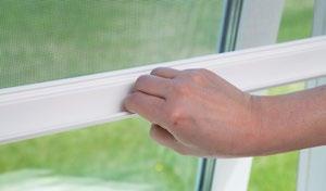 Du kan skärma av delar av fönstret för att hindra insyn eller stänga ute starkt solljus. Den finns även med envägsfunktion som endast regleras uppifrån.