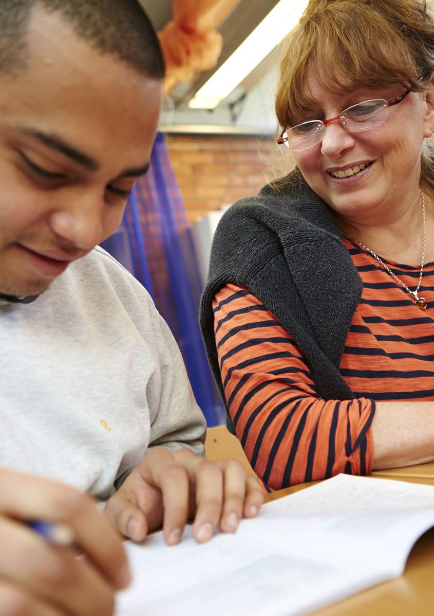 Vad gör skolans studieoch yrkesvägledare? I både grundskolan och gymnasieskolan finns det studieoch yrkesvägledare. De har kunskap om utbildningsvägar, yrken och arbetsmarknad.