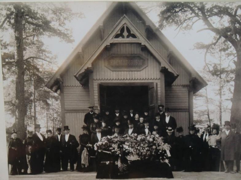 FÖRSÖKSKREMATORIET I HAGALUND Likbränningsföreningen i Stockholm bildades alltså den 31 maj 1882 och året därefter den 19 mars ändrades namnet till Svenska Likbränningsföreningen.