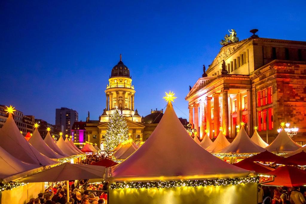 JULSTÄMNING I BERLIN Eftersom Berlin är huvudstad i julgranens hemland är vi alla trygga i förvissningen om att staden varje år förvandlas till ett juläventyr.