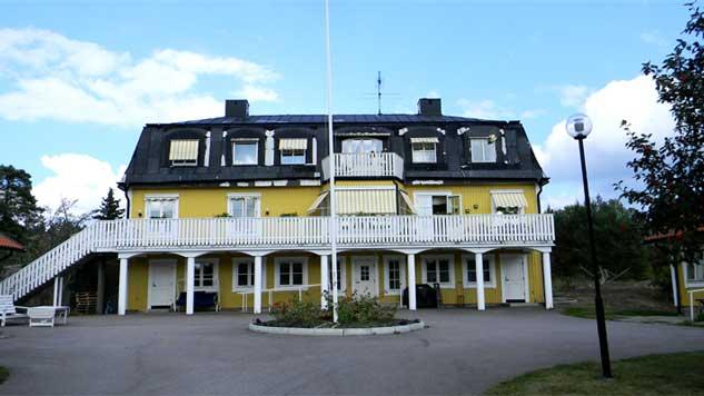 Oppsätra gård gruppbostad Mitt i vackra Roslagen ligger Oppsätra. Helt nära skärgårdens öar i en fantastisk natur. Här finns möjlighet till en aktiv tillvaro i en fridfull lantmiljö.