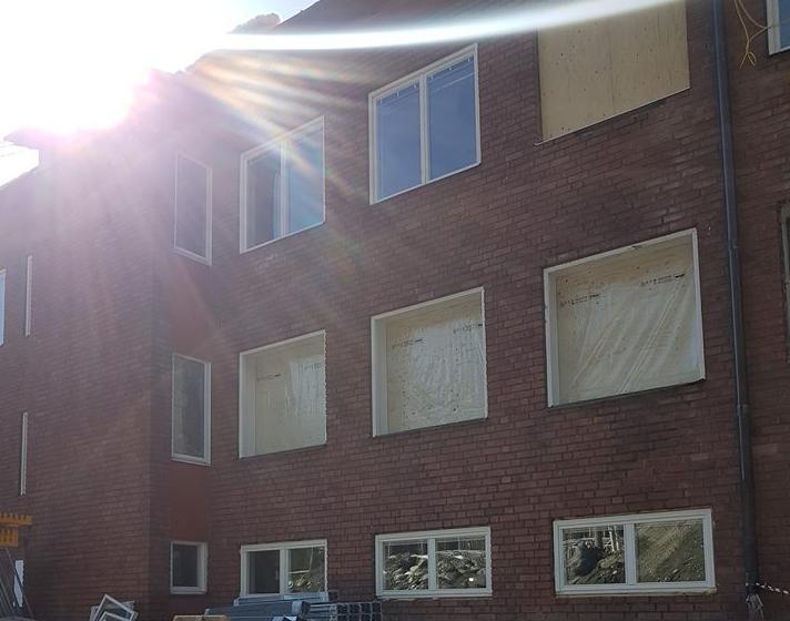 Saneringspersonalen börjar passera genom de tre slusstegen i saneringsvagnen innan de går ut till det avspärrade området.